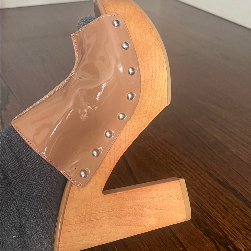 BCBG Generation Tan Patent Wooden Platform Clogs with Studded Detail Sz 7.5